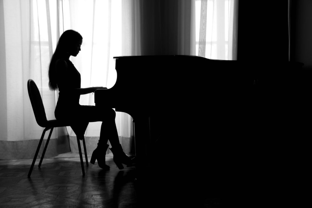 ピアノの弾き語りおすすめ曲10選 女性アーティスト編 Amp